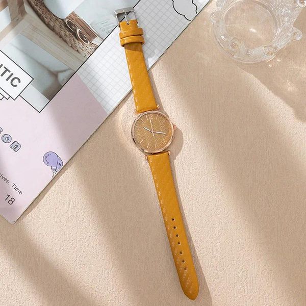 Montre-bracelets Fashion Warm's Watch Hand Le cuir en cuir Tempérament des vagues d'algues pour les femmes Horloge de Quartz
