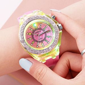 Horloges Mode Dameshorloges Kleurrijk Lichtgevend Quartz Horloge Voor Vrouwen Meisjes Jongens Siliconen Band Gloeit Dames Jurk Vrouwelijke Klok