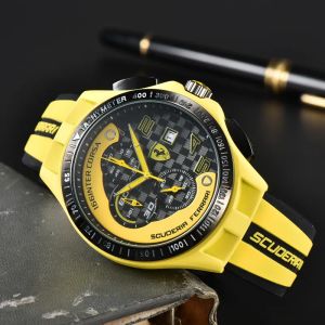 Horloges voor heren 2023 Nieuwe herenhorloges Zes steken Alle wijzerplaatwerk Quartz Horloge Ferrar Top Luxe Merk Chronograaf klok Rubberen riem mode F1 racewagenstijl