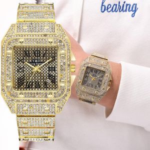 Montre-bracelets Gold Men de montre célèbre Top mâle Quartz Watchs Square Diamond Calendar Wristwatch Horloge Relogie Masculino 204H