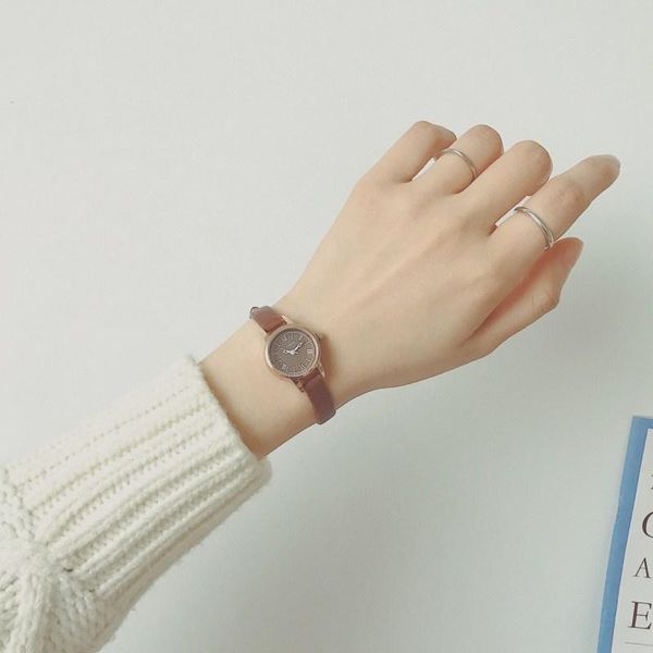 Relojes de pulsera Reloj de estilo de Hong Kong Mujer Estudiante Retro Clásico Pequeña Chica Fresca Sen Tie Cinturón fino Ins Extremadamente simple