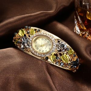 Relojes de pulsera Versión coreana Pulsera de diamantes con tachuelas de flores Reloj de lujo versátil para mujer con forma de hoja a la moda