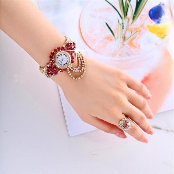 Relojes de pulsera Juego de relojes para damas Traje de barrena Europa y los Estados Unidos Temperamento de moda para fanáticos de la restauración Pulsera de anillo de formas antiguas