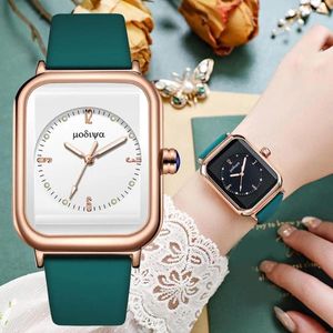 Montre-bracelets Lady Watch Exquisite Square Dial Quartz avec SILICONE STRAP NIGHT Light High Précision Horloge pour les ventilateurs de montre-bracelet Sweet
