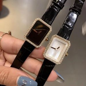 Horloges Lady Watch Middeleeuws Zwart Goud Armband Riem Dames Diamond Square Two Pin Quartz Movement Premium Edition