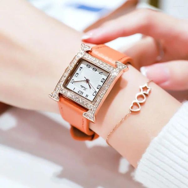 Montres-bracelets en cuir mode quartz élégant horloge à main pour les femmes conception unique montre de luxe dames