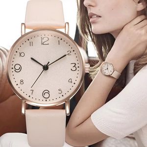 Montres-bracelets Loisir et minimaliste Montre pour femme Cadran numérique circulaire Bracelet en cuir Quartz comme cadeau pour les êtres chers