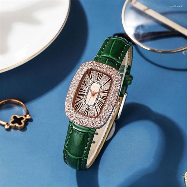 Relojes de pulsera de lujo 2023, reloj de cuarzo romano con incrustaciones de diamantes ovalados para mujer, reloj de pulsera de regalo de cuero verde a la moda para mujer