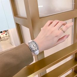 Montres-bracelets Design de luxe diamant cristal femmes montres mode blanc rouge cuir Quartz fille dames horloge robe montre-bracelet