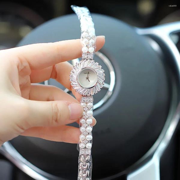 Relojes de pulsera Reloj de mujer de diamante de lujo con banda de perlas Estilo puntero Cara de concha Cuarzo a prueba de agua para regalo de esposa Relogios Feminino