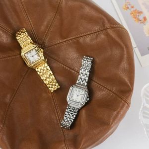 Montre-bracelets Luxury Fashion Square Femmes Watchs Brand Ladies Quartz Wristwatch Classic Silver Golden Femme Band Steel Relojes Para Mujer