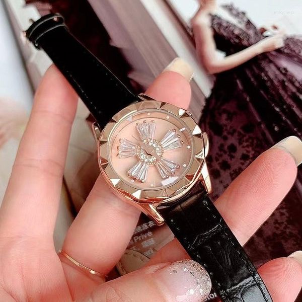 Relojes de pulsera Correa de cuero de lujo Relojes fríos de rosa para mujer Reloj giratorio de cristal Impermeable Buena suerte Caja de regalo de cuarzo giratoria