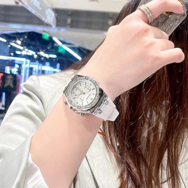 Montres-bracelets de luxe hommes femmes montre chronographe sport militaire bande de caoutchouc diamant pierre lunette glacée mâle femme quartz montre-bracelet horloge