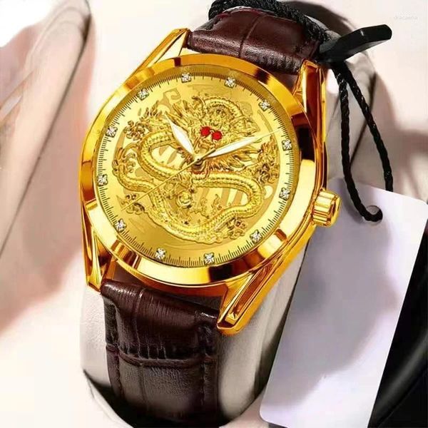 Montres-bracelets Montres de luxe pour hommes Mode en relief Gold Dragon Diamond Montre pour hommes Étanche Lumineux Montre-bracelet PU Bande Mâle Horloge
