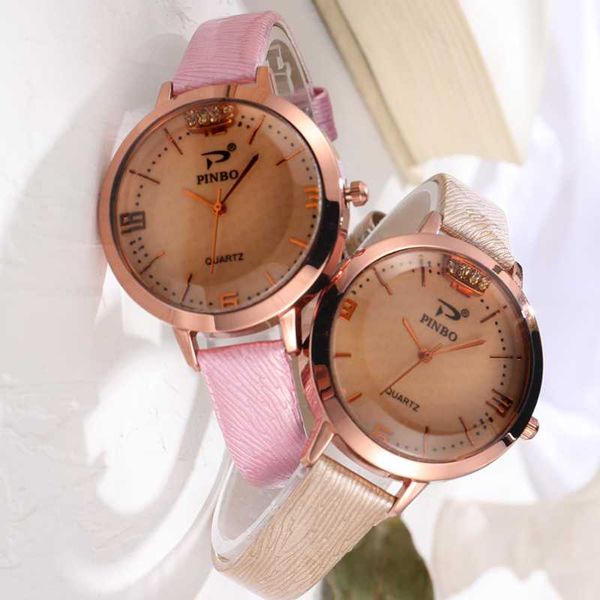 Montre-bracelets Luxury Quartz Loes Watch 12 heures Ensemble avec 4 stratons de stratphérique Simple Fine en cuir STRAP FEMMES MONTRE FEMME