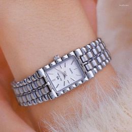 Montre-bracelets Luxury Square Retro Small Gold Watch Chain Imperproofing Quartz Women's Water Diamond Diamond Horloge adapté aux cadeaux d'anniversaire