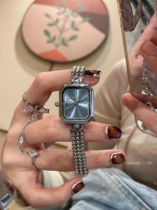 Horloges Luxe Temperament Volledige Diamanten Wijzerplaat Dameshorloge Prachtige Mode Armband Band Ontwerp Dames Casual Stalen Band