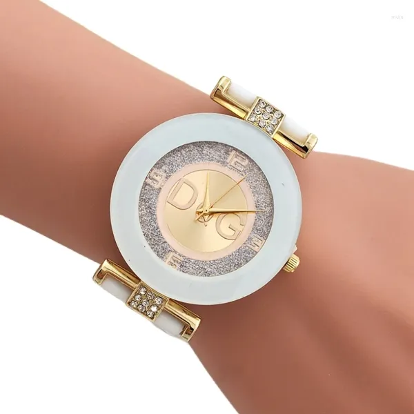 Montres-bracelets de luxe Top célèbre designer DQG Marque Femmes Montres Blanc Silicone Bracelet Diamant Numérique Dames Étanche Quartz