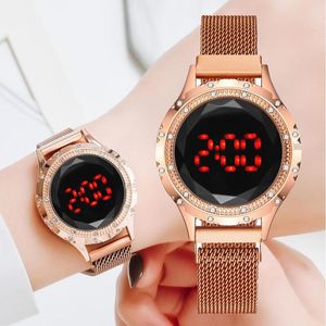 Montres-bracelets de luxe femmes montres magnétiques numérique cadran LED rouge dames robe Bracelet en or Rose horloge à Quartz montre-Bracelet Relogio