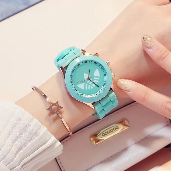 Relojes de pulsera Reloj de lujo para mujer Relojes deportivos de moda Dial Diseñador Cuarzo Reloj de regalo para mujer Gota