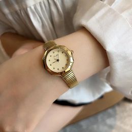 Montre-bracelets Luxury Femmes Regardez avec Bracelet Vintage Golden Quartz Watches Ladies Square Gold Clock Femelle Reloj Simple Reloj Wrist