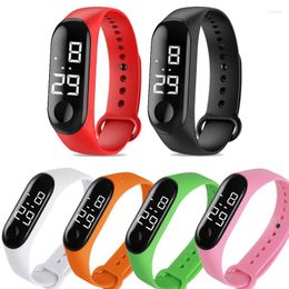 Montres-bracelets M3 LED Montre-bracelet Fitness Couleur Écran Smart Sport Bracelet Activité Courir Tracker Fréquence Cardiaque Pour Hommes Femmes Silicone Montre