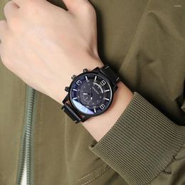 Montre-bracelets Men Watch Watch Avable en cuir en cuir en cuir avec un cadran en verre clair bleu haute précision pour l'usure quotidienne