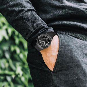 Horloges Herenhorloges Eenvoudige herenzaken Ultradunne roestvrijstalen gaasriem Quartzhorloge Relogios Masculino Minimalistische mode