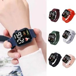 Montre-bracelets nouvelles montres sportives LED Smart Watch for Men Women Digital Wrist Wrists Silicone Montre Femme Relojs Para Mujer 240423
