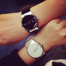 Montre-bracelets Personnalité Créativité Black White Watchs Fashion Leather Watch Men Woman Woman Quartz Horloge Unisexe Cadeaux