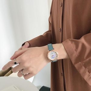 Mujeres de pulsera cualidades Mujeres moda de lujo relojes azules de cuero vintage damas exquisitas mar dial de cuarzo femenino simple 264a