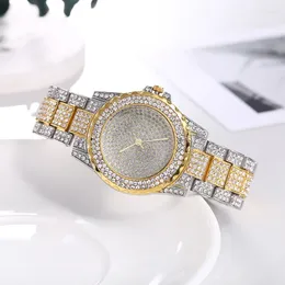 Horloges Quartz Horloges Dames stalen band Diamant Kristal Legering Drie kleuren Goud Mesh Rood Modieus horloge