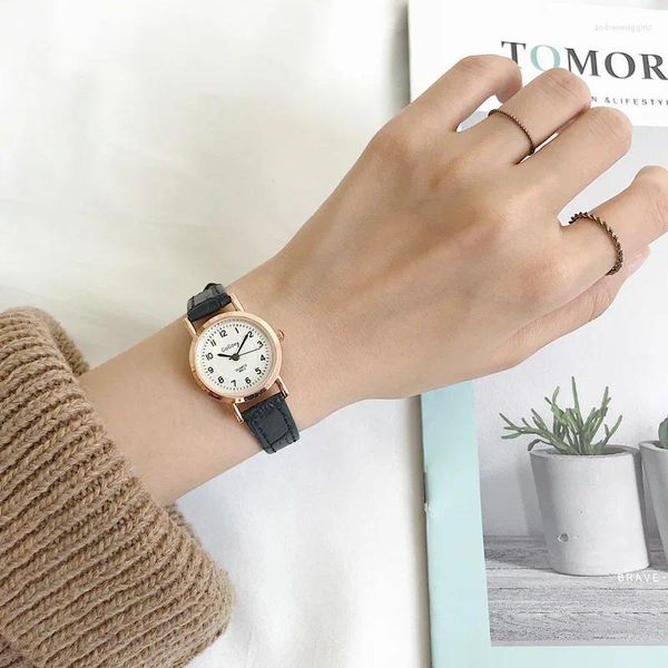 Montre-bracelets Retro Dames Regardez des montres de luxe pour les femmes Small Fashion Round Round Feme Black Quartz Relojes para Mujer