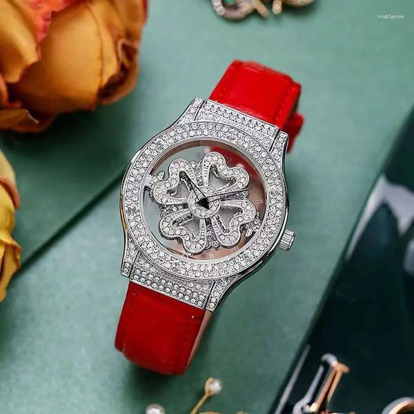 Relojes de pulsera Rotación Tendencia de moda All Sky Star Watch Pentagrama de mujer Cinturón de cuero de hierba de cuatro hojas Cuarzo impermeable