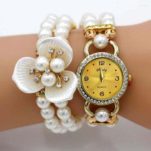 Relojes de pulsera Shsby Moda Mujer Relojes de diamantes de imitación Señoras Correa de perlas Tres pétalos de flores Pulsera Vestido de cuarzo