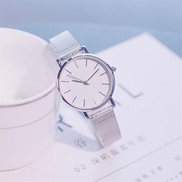 Montre-bracelets simples pour femmes décontractées sur la mode Regardez exquise un sangle en maille en acier unique respirant pour les femmes appropriées quotidiennes 2023