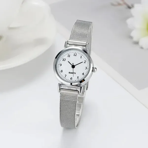 Montre-bracelets Simple Korean Version Femme Watch Student Digital Compact Compact en acier inoxydable STRAP DE TRAPE