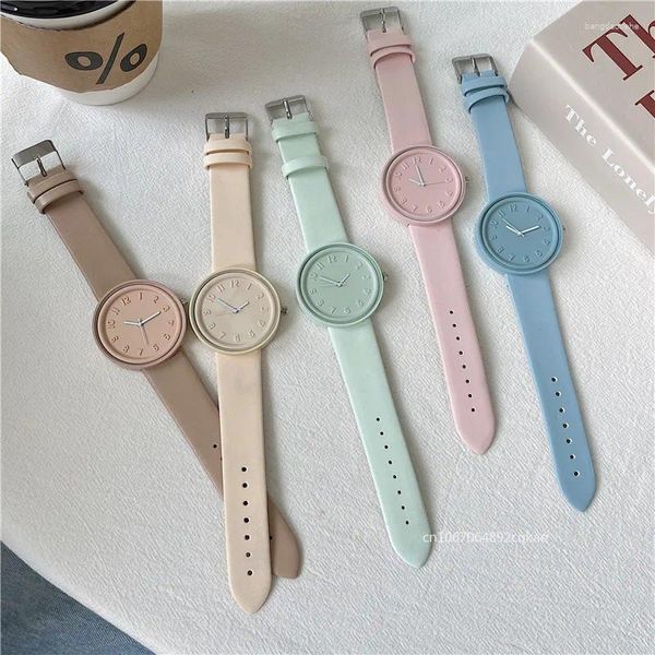 Relojes de pulsera Reloj de correa de cuero simple Macaron Mujeres Estudiante Todo fósforo Pulsera deportiva Reloj de pulsera de cuarzo Reloj de moda al por mayor