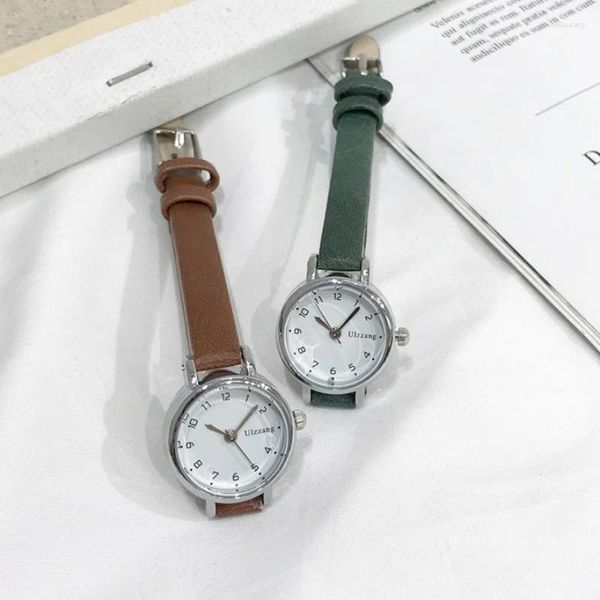 Montre-bracelets simples rétront les femmes brunes petites petites montres minces polyvalentes minces pu cuir en cuir dames quartz watch wristwatch horloge