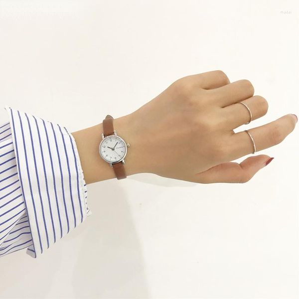 Montres-bracelets Simple Retr femmes marron blanc petites montres polyvalent bracelet en cuir bande dames montre à Quartz montre-bracelet horloge