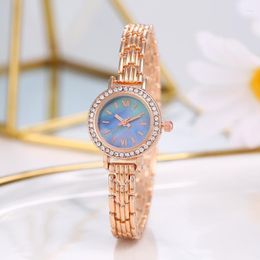 Relojes de pulsera Pequeño reloj de oro femenino exquisito dial luz madre de lujo Shell