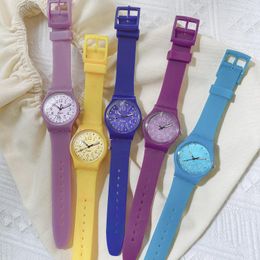 Montres-bracelets SMVPFamous marque femmes montre 2023 mode décontracté en plastique Quartz dames Simple montre-bracelet femme coloré horloge Relogio