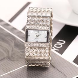 Horloges Temperament Dameshorloge in Europa en Amerika Plated Diamond Shell Legering Breedband Mode Decoratieve Bracelet224R