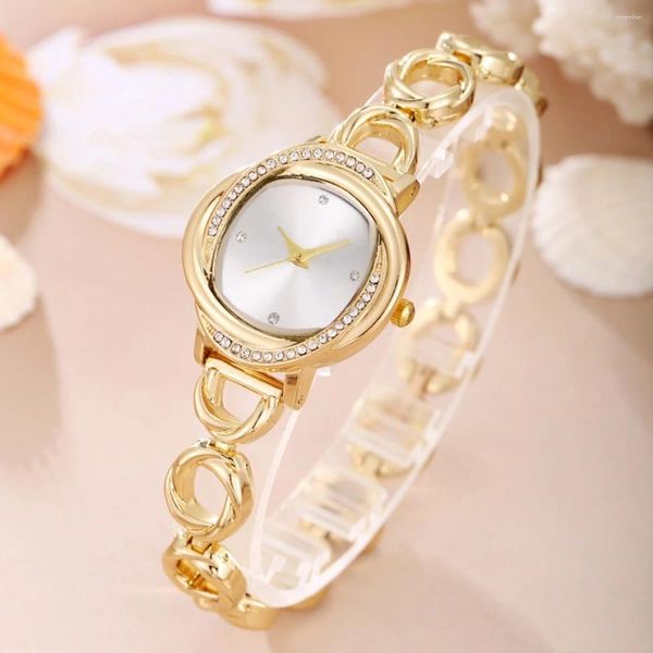 Montre-bracelets Le dernier style de quartz en alliage à la mode et minimaliste des femmes avec un design sens