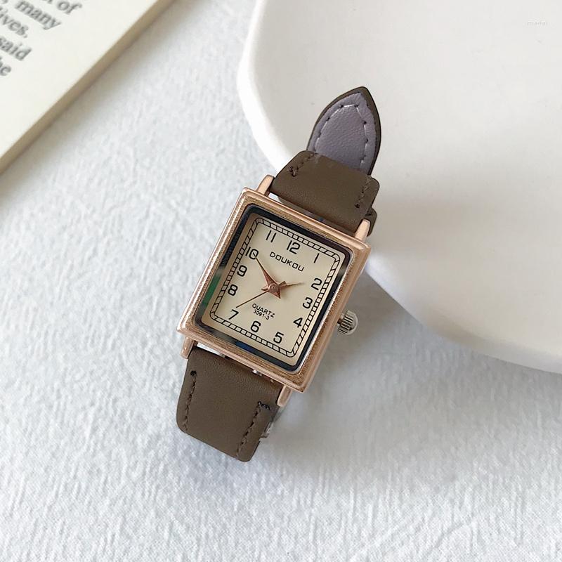 Нарученные часы квадратные минималистские женщины Ультра -тонкие маленькие циферблаты часов кожаная полоса нишевые антикварные кварцевые часы Relogio feminina
