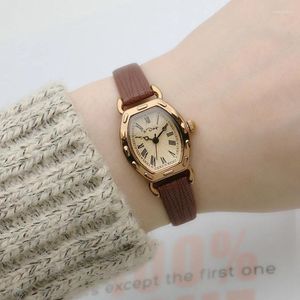 Montre-bracelets Tonneau Small Calan Vintage Belt Quartz Watch For Women White Girls Accessoires Elegant femme