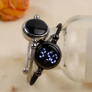 Relojes de pulsera Pantalla táctil Reloj LED Versátil Mujer Relojes electrónicos Correa abierta de acero inoxidable Digital al por mayor