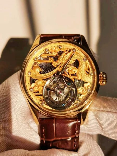 Montre-bracelets Tourbillon montre crevé mécanique Dragon Relief Men de luxe Wistwatch Personnalité d'entreprise haut de gamme Retro Male Clock