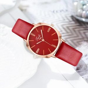 Montre-bracelets Trendy Dames Wristwatch Quartz Watch Elegant Rhinestone Women's with Faux Leather Strap Movement For Casual