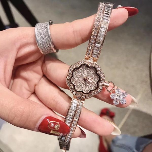 Mujeres de pulsera Ultra delgada pulsera para mujeres Relojes Luxury Full Crys Fashion Watch Flower Tassel Muñeca Romántica Floral Caseswristwa